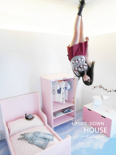 【高雄♥】來到駁二顛倒屋，感受反轉世界的魅力。：【高雄】這個世界造反啦！怎麼拍都好拍，駁二顛倒屋！（七月底前穿比基尼免費入場！