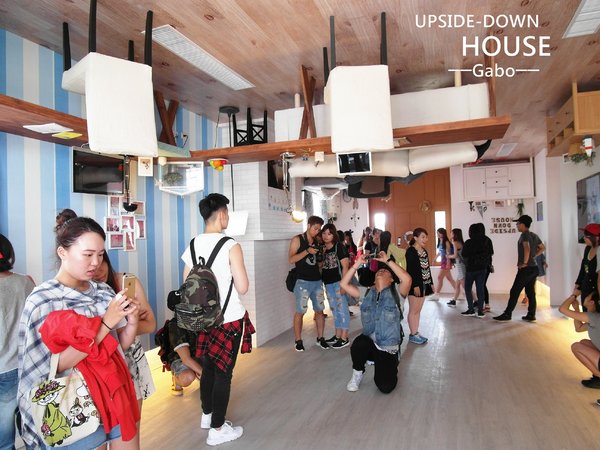 【高雄♥】來到駁二顛倒屋，感受反轉世界的魅力。：【高雄】這個世界造反啦！怎麼拍都好拍，駁二顛倒屋！（七月底前穿比基尼免費入場！