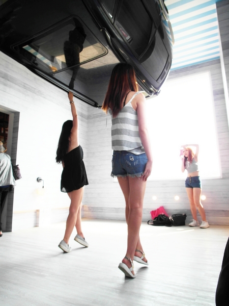 【高雄♥】來到駁二顛倒屋，感受反轉世界的魅力。：【高雄】這個世界造反啦！怎麼拍都好拍，駁二顛倒屋！（七月底前穿比基尼免費入場！