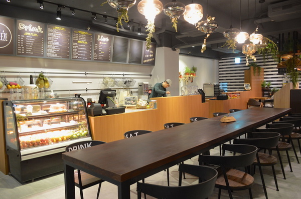 VITA SQUEEZE:W小姐旅行畫報/ 台北|食記 VITA SQUEEZE 輕法式果汁輕食 火紅現打果汁 想舒服坐上一整天 蔬菜格子趣 少奶奶蘋果肌