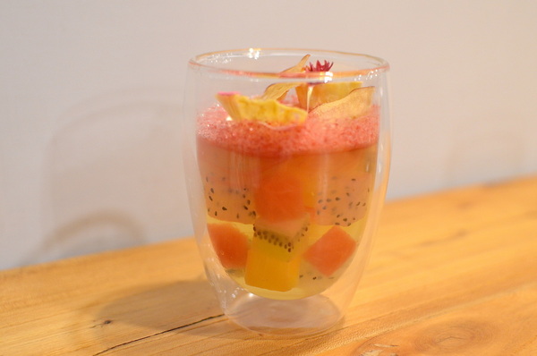 VITA SQUEEZE:W小姐旅行畫報/ 台北|食記 VITA SQUEEZE 輕法式果汁輕食 火紅現打果汁 想舒服坐上一整天 蔬菜格子趣 少奶奶蘋果肌