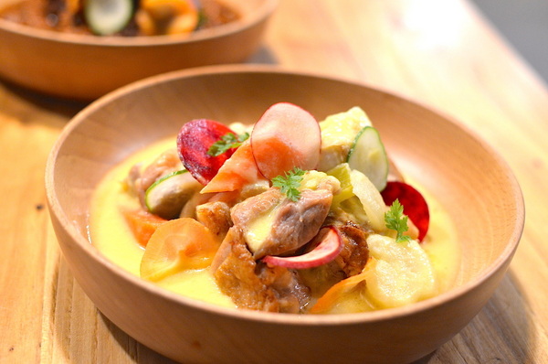 VITA SQUEEZE:W小姐旅行畫報/ 台北|食記 VITA SQUEEZE 輕法式果汁輕食 火紅現打果汁 想舒服坐上一整天 蔬菜格子趣 少奶奶蘋果肌