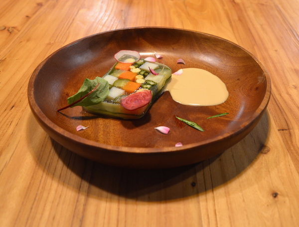 VITA SQUEEZE:W小姐旅行畫報/ 台北|食記 VITA SQUEEZE 輕法式果汁輕食 火紅現打果汁 想舒服坐上一整天 蔬菜格子趣 少奶奶蘋果肌