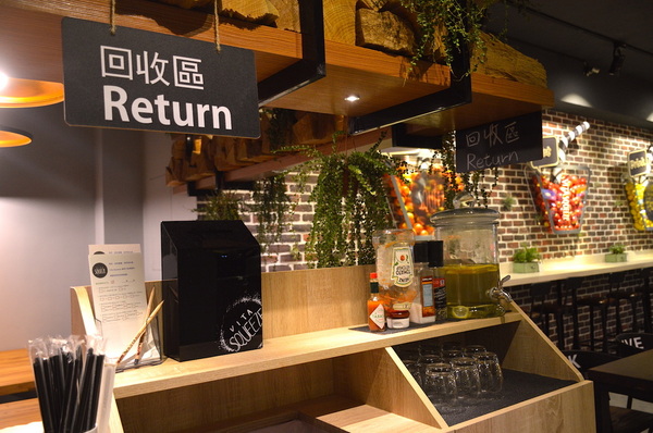 VITA SQUEEZE:W小姐旅行畫報/ 台北|食記 VITA SQUEEZE 輕法式果汁輕食 火紅現打果汁 想舒服坐上一整天 蔬菜格子趣 少奶奶蘋果肌