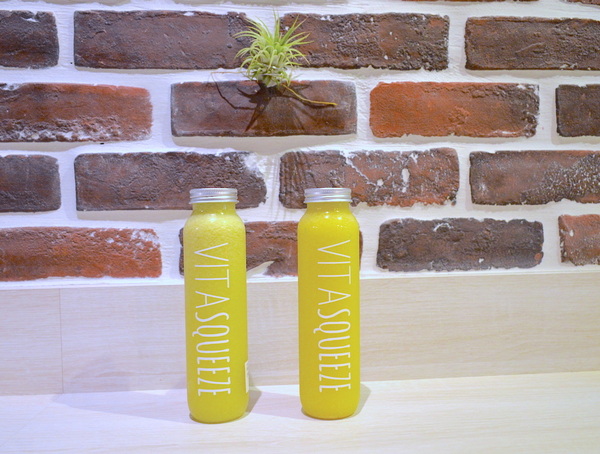 VITA SQUEEZE:W小姐旅行畫報/ 台北|食記 VITA SQUEEZE 輕法式果汁輕食 火紅現打果汁 想舒服坐上一整天 蔬菜格子趣 少奶奶蘋果肌