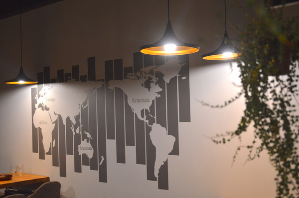 VITA SQUEEZE:W小姐旅行畫報/ 台北|食記 VITA SQUEEZE 輕法式果汁輕食 火紅現打果汁 想舒服坐上一整天 蔬菜格子趣 少奶奶蘋果肌