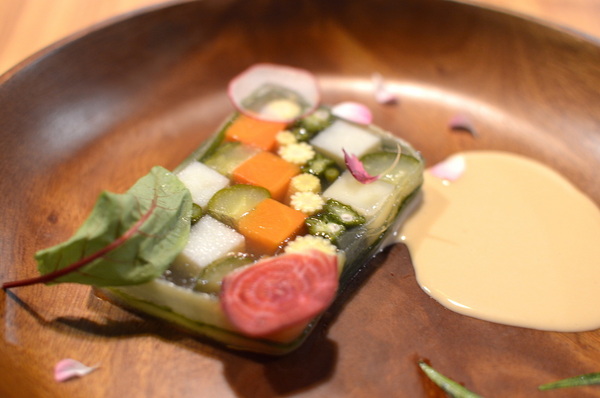 VITA SQUEEZE:W小姐旅行畫報/ 台北|食記 VITA SQUEEZE 輕法式果汁輕食 火紅現打果汁 想舒服坐上一整天 蔬菜格子趣 少奶奶蘋果肌