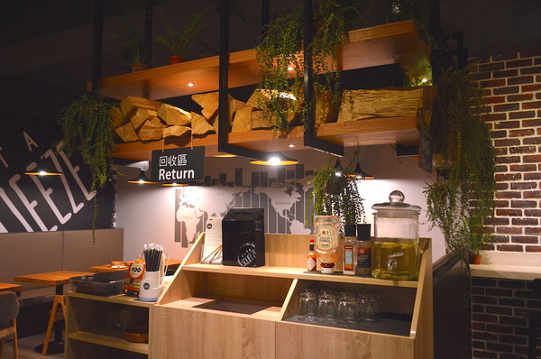 VITA SQUEEZE:W小姐旅行畫報/ 台北|食記 VITA SQUEEZE 輕法式果汁輕食 火紅現打果汁 想舒服坐上一整天 蔬菜格子趣 少奶奶蘋果肌