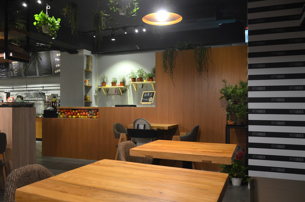 VITA SQUEEZE:W小姐旅行畫報/ 台北|食記 VITA SQUEEZE 輕法式果汁輕食 火紅現打果汁 想舒服坐上一整天 蔬菜格子趣 少奶奶蘋果肌