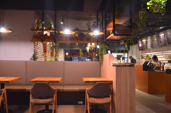 VITA SQUEEZE:W小姐旅行畫報/ 台北|食記 VITA SQUEEZE 輕法式果汁輕食 火紅現打果汁 想舒服坐上一整天 蔬菜格子趣 少奶奶蘋果肌