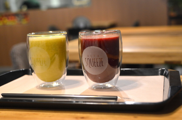 VITA SQUEEZE:W小姐旅行畫報/ 台北|食記 VITA SQUEEZE 輕法式果汁輕食 火紅現打果汁 想舒服坐上一整天 蔬菜格子趣 少奶奶蘋果肌
