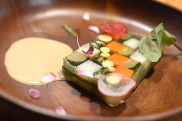 VITA SQUEEZE:W小姐旅行畫報/ 台北|食記 VITA SQUEEZE 輕法式果汁輕食 火紅現打果汁 想舒服坐上一整天 蔬菜格子趣 少奶奶蘋果肌