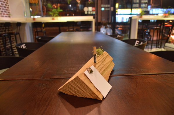 VITA SQUEEZE:W小姐旅行畫報/ 台北|食記 VITA SQUEEZE 輕法式果汁輕食 火紅現打果汁 想舒服坐上一整天 蔬菜格子趣 少奶奶蘋果肌