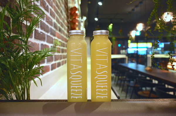 VITA SQUEEZE:W小姐旅行畫報/ 台北|食記 VITA SQUEEZE 輕法式果汁輕食 火紅現打果汁 想舒服坐上一整天 蔬菜格子趣 少奶奶蘋果肌