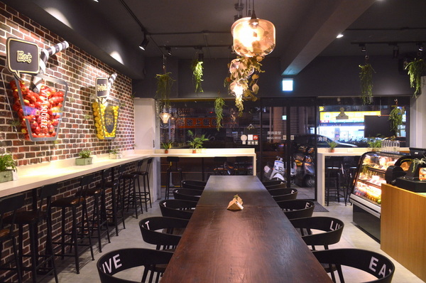 VITA SQUEEZE:W小姐旅行畫報/ 台北|食記 VITA SQUEEZE 輕法式果汁輕食 火紅現打果汁 想舒服坐上一整天 蔬菜格子趣 少奶奶蘋果肌