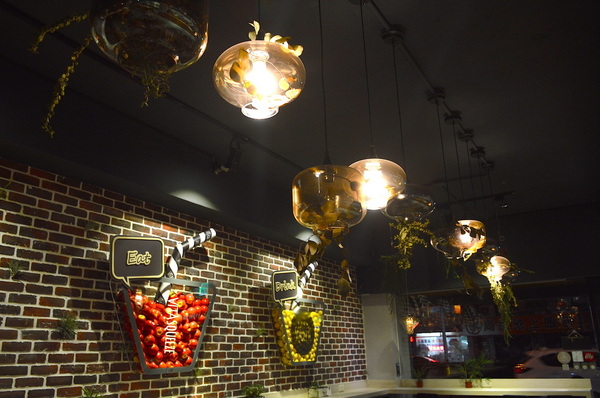 VITA SQUEEZE:W小姐旅行畫報/ 台北|食記 VITA SQUEEZE 輕法式果汁輕食 火紅現打果汁 想舒服坐上一整天 蔬菜格子趣 少奶奶蘋果肌