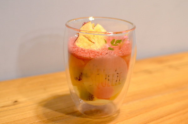 VITA SQUEEZE:W小姐旅行畫報/ 台北|食記 VITA SQUEEZE 輕法式果汁輕食 火紅現打果汁 想舒服坐上一整天 蔬菜格子趣 少奶奶蘋果肌