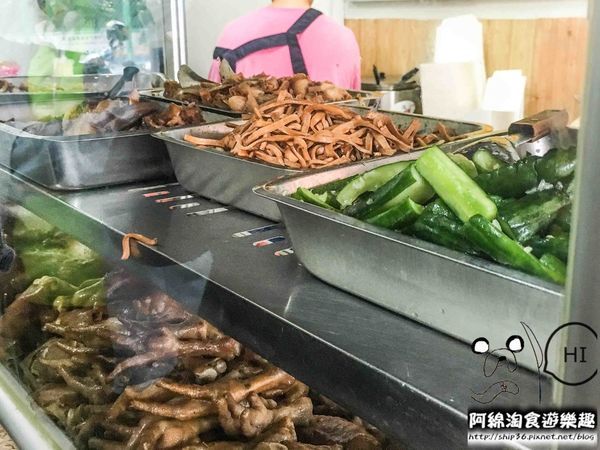 【桃園小吃】三妹四川風味小吃-排隊店!用餐時間座無虛席.在地推薦/燃麵/酸辣粉/蹄花麵/巷弄美食/桃園美食小吃