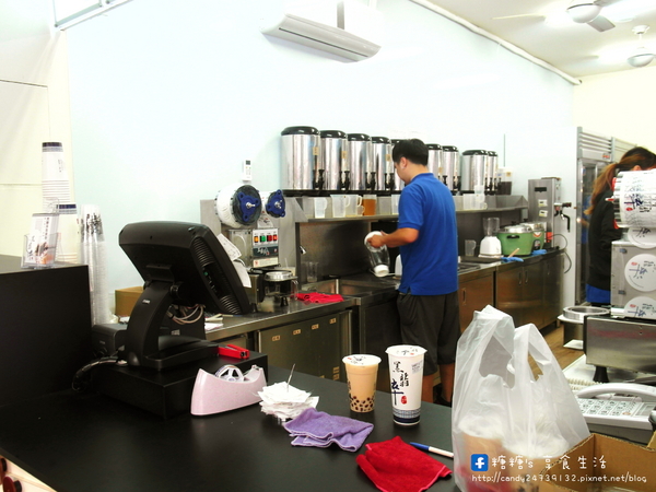 黑翡淬(向心店):〖台中│美食〗黑翡淬(向心店) ❤ 來台中必喝飲品之一,主打黑糖珍珠撞奶,手工熬煮黑糖,就連珍珠也是純手工製作唷!!