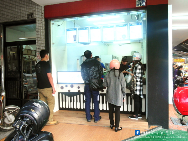 黑翡淬(向心店):〖台中│美食〗黑翡淬(向心店) ❤ 來台中必喝飲品之一,主打黑糖珍珠撞奶,手工熬煮黑糖,就連珍珠也是純手工製作唷!!