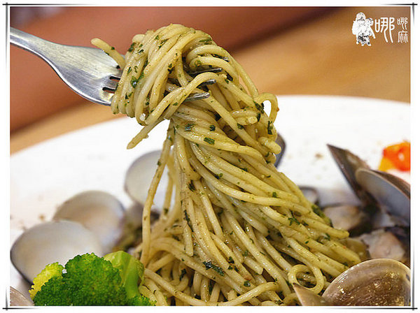 白兔朵朵親子餐廳:有北極熊和兔兔造型飯,還有蝶豆花白醬,更有超大溜滑梯球池給小朋友玩耍