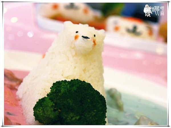 白兔朵朵親子餐廳:有北極熊和兔兔造型飯,還有蝶豆花白醬,更有超大溜滑梯球池給小朋友玩耍