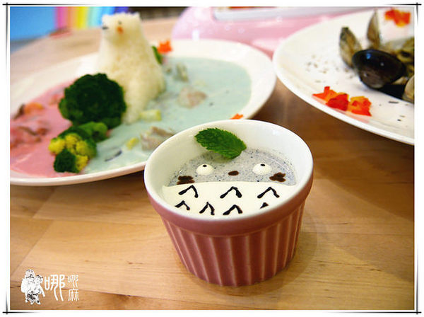 白兔朵朵親子餐廳:有北極熊和兔兔造型飯,還有蝶豆花白醬,更有超大溜滑梯球池給小朋友玩耍