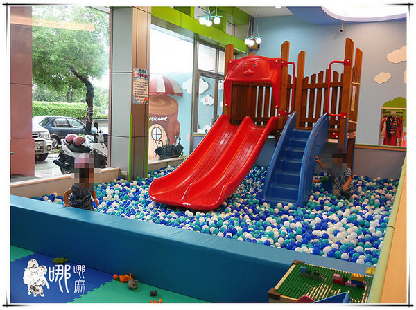 白兔朵朵親子餐廳:有北極熊和兔兔造型飯,還有蝶豆花白醬,更有超大溜滑梯球池給小朋友玩耍