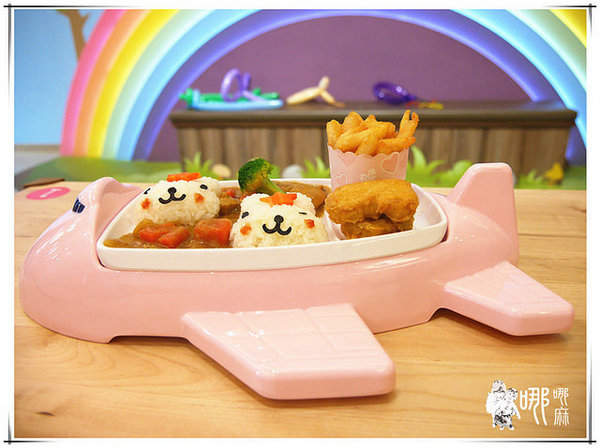 白兔朵朵親子餐廳:有北極熊和兔兔造型飯,還有蝶豆花白醬,更有超大溜滑梯球池給小朋友玩耍