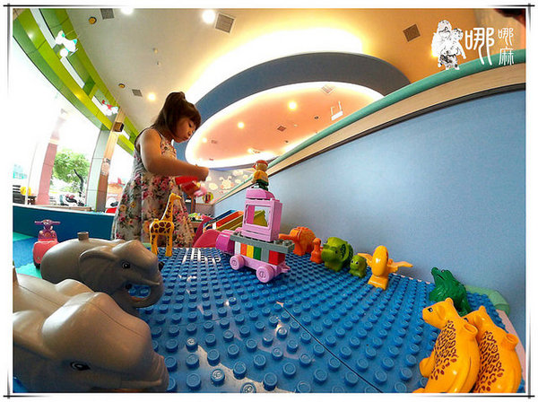 白兔朵朵親子餐廳:有北極熊和兔兔造型飯,還有蝶豆花白醬,更有超大溜滑梯球池給小朋友玩耍