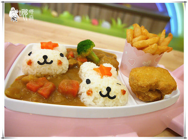 白兔朵朵親子餐廳:有北極熊和兔兔造型飯,還有蝶豆花白醬,更有超大溜滑梯球池給小朋友玩耍