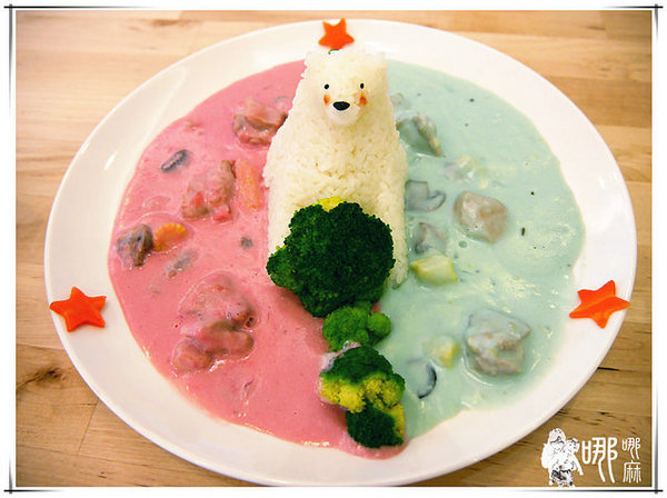 白兔朵朵親子餐廳:有北極熊和兔兔造型飯,還有蝶豆花白醬,更有超大溜滑梯球池給小朋友玩耍