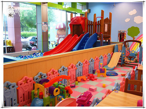 白兔朵朵親子餐廳:有北極熊和兔兔造型飯,還有蝶豆花白醬,更有超大溜滑梯球池給小朋友玩耍