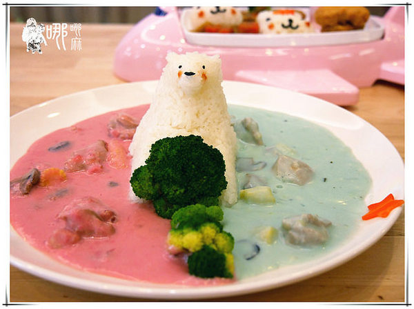 白兔朵朵親子餐廳:有北極熊和兔兔造型飯,還有蝶豆花白醬,更有超大溜滑梯球池給小朋友玩耍