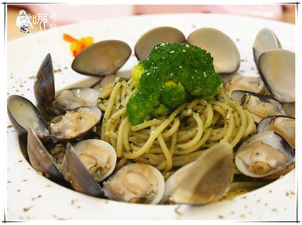 白兔朵朵親子餐廳:有北極熊和兔兔造型飯,還有蝶豆花白醬,更有超大溜滑梯球池給小朋友玩耍