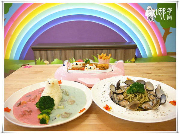 白兔朵朵親子餐廳:有北極熊和兔兔造型飯,還有蝶豆花白醬,更有超大溜滑梯球池給小朋友玩耍