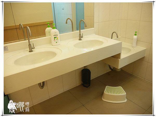 白兔朵朵親子餐廳:有北極熊和兔兔造型飯,還有蝶豆花白醬,更有超大溜滑梯球池給小朋友玩耍