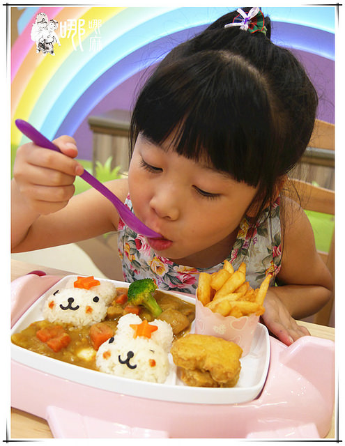 白兔朵朵親子餐廳:有北極熊和兔兔造型飯,還有蝶豆花白醬,更有超大溜滑梯球池給小朋友玩耍