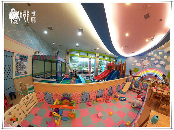 白兔朵朵親子餐廳:有北極熊和兔兔造型飯,還有蝶豆花白醬,更有超大溜滑梯球池給小朋友玩耍