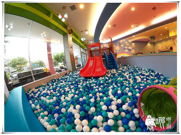 白兔朵朵親子餐廳:有北極熊和兔兔造型飯,還有蝶豆花白醬,更有超大溜滑梯球池給小朋友玩耍