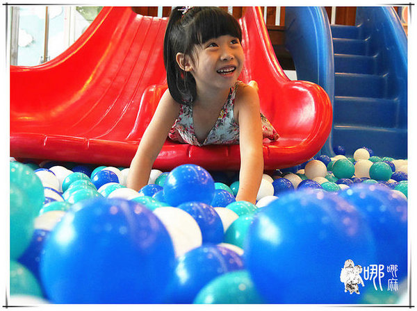 白兔朵朵親子餐廳:有北極熊和兔兔造型飯,還有蝶豆花白醬,更有超大溜滑梯球池給小朋友玩耍