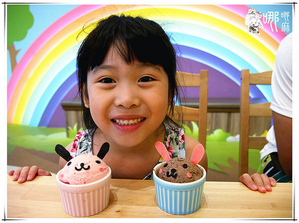 白兔朵朵親子餐廳:有北極熊和兔兔造型飯,還有蝶豆花白醬,更有超大溜滑梯球池給小朋友玩耍