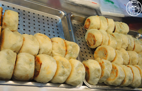 永福黃昏市場水煎包:呷飽祙【台中西屯・永福黃昏市場水煎包】市場裡一買再買的點心