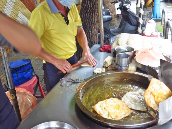 【板橋美食】海山高中蔥油餅-加蛋只要20元的蔥油餅