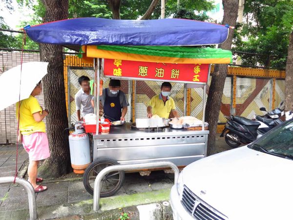 【板橋美食】海山高中蔥油餅-加蛋只要20元的蔥油餅
