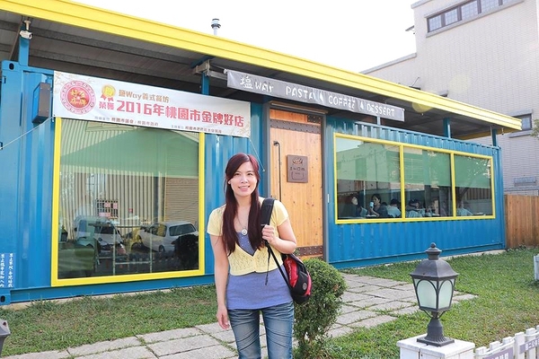 塩way餐廳:【桃園景點】塩Way義式餐坊~藍色的鐵皮搭配金黃色的窗框,打造的色調超級活潑亮眼