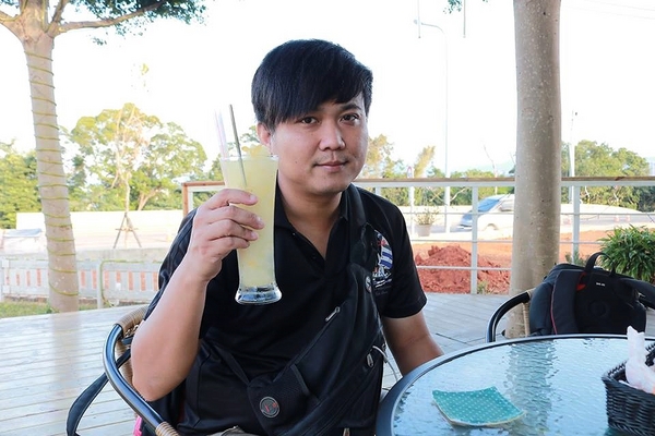 塩way餐廳:【桃園景點】塩Way義式餐坊~藍色的鐵皮搭配金黃色的窗框,打造的色調超級活潑亮眼