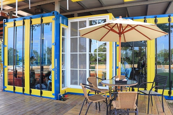 塩way餐廳:【桃園景點】塩Way義式餐坊~藍色的鐵皮搭配金黃色的窗框,打造的色調超級活潑亮眼