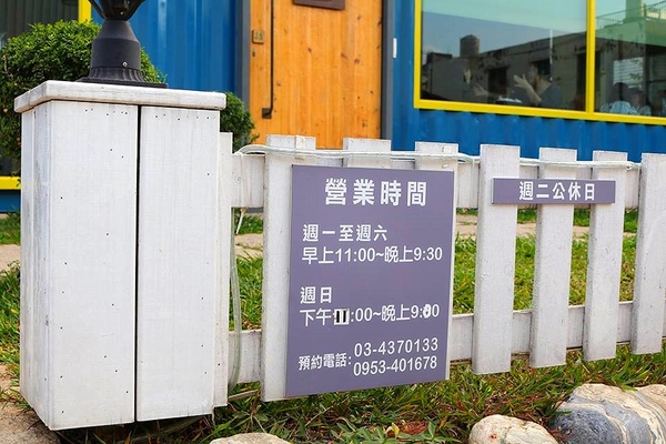 塩way餐廳:【桃園景點】塩Way義式餐坊~藍色的鐵皮搭配金黃色的窗框,打造的色調超級活潑亮眼