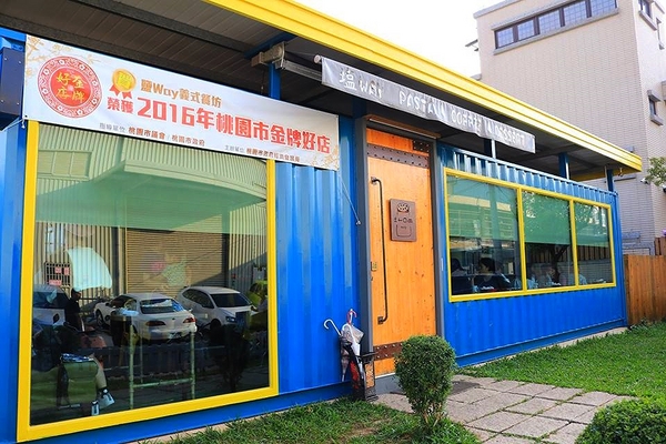 塩way餐廳:【桃園景點】塩Way義式餐坊~藍色的鐵皮搭配金黃色的窗框,打造的色調超級活潑亮眼